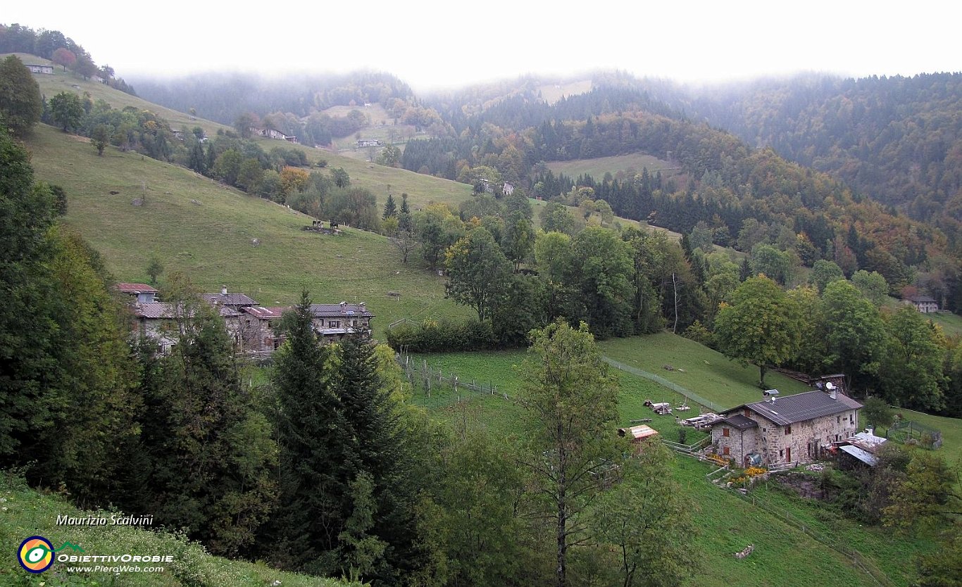 10 Dalla Baita Tagliata. Ecco le Baite Paul, basta solo attraversare un valloncello....JPG